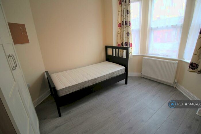 Studio To Rent In Cedar Road, London, NW2