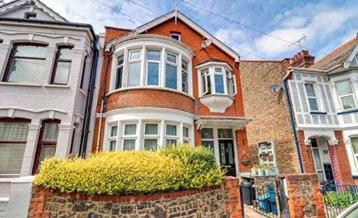 2 Bedroom Apartment For Sale In Southview Drive, Westcliff-on-Sea, Essex, SS0