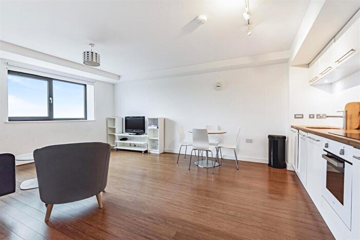 3 Bedroom Apartment To Rent In Greenhouse, Leeds, LS11