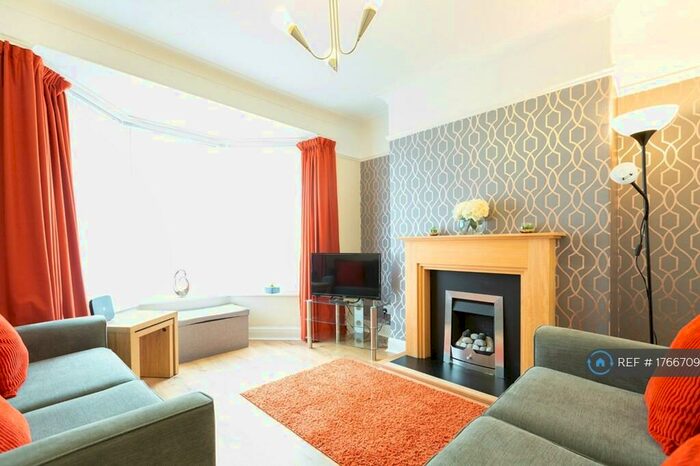 3 Bedroom Semi-Detached House To Rent In Roundhay Mount, Leeds, LS8