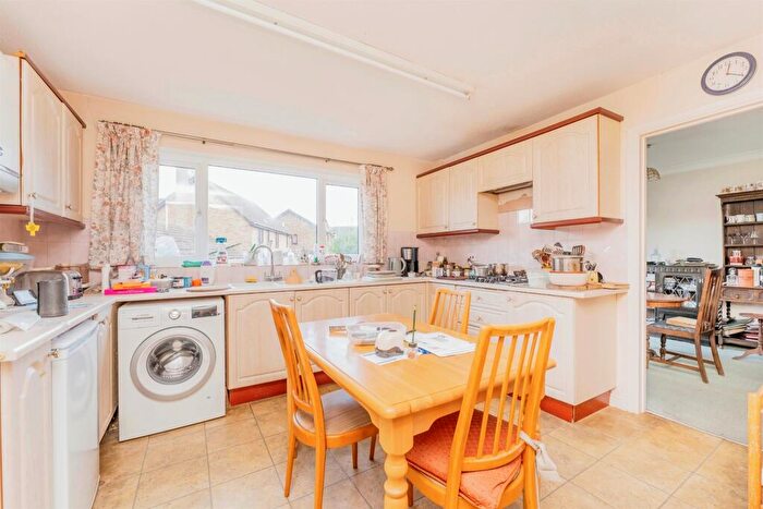 4 Bedroom Detached House For Sale In Tithe Barn Close, Raunds, Wellingborough, NN9