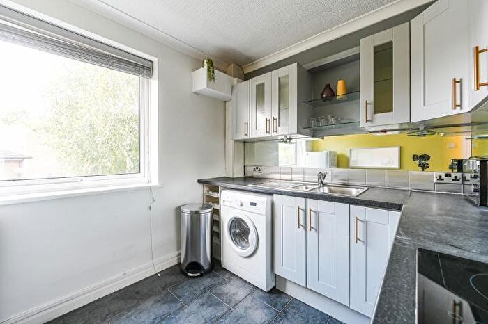1 Bedroom Flat For Sale In Battersea Park Road, London, SW11
