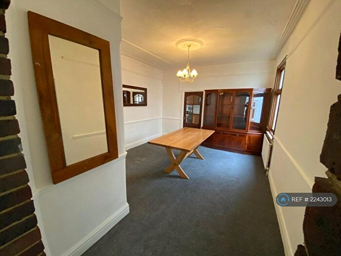 3 Bedroom Semi-Detached House To Rent In Summers Lane, London, N12