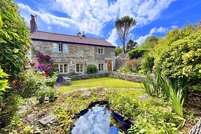 4 Bedroom Semi-detached House For Sale In Kings Square, Bitton, BS30