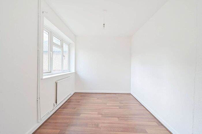 3 Bedroom Maisonette To Rent In London Road, Morden, SM4