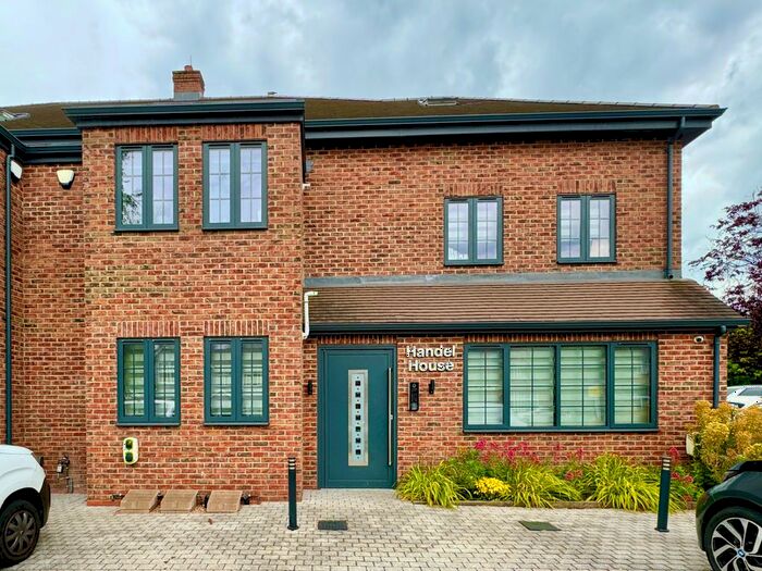 2 Bedroom Flat To Rent In Edgwarebury Lane, Edgware, HA8