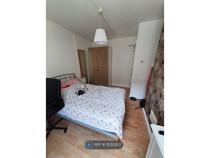 3 Bedroom Flat To Rent In Read House, London, SE11