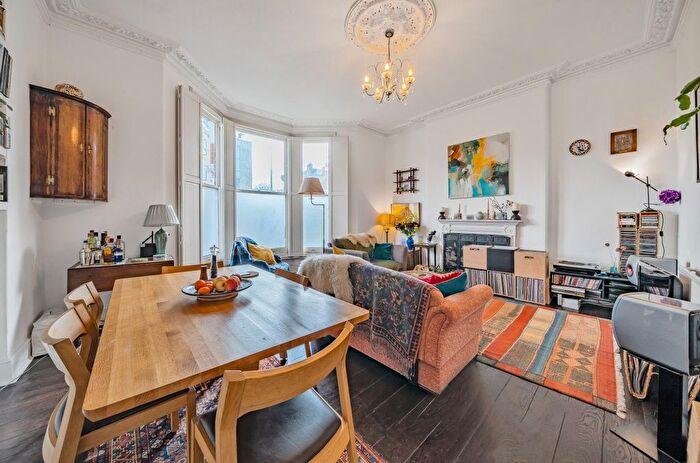 2 Bedroom Flat For Sale In Kings Avenue, Clapham, London, SW4
