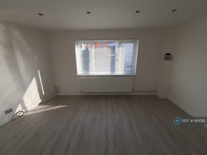 2 Bedroom Flat To Rent In Desborough Road, High Wycombe, HP11