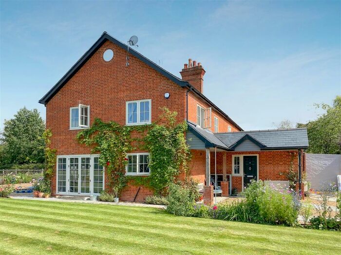 4 Bedroom Semi-Detached House For Sale In Parkers Lane, Maidens Green, RG42