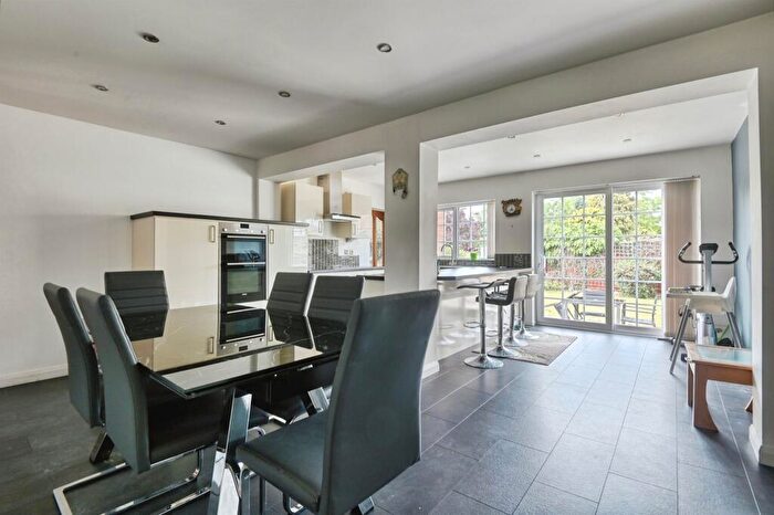 3 Bedroom Detached House For Sale In Elm Farm Avenue, Birmingham, B37