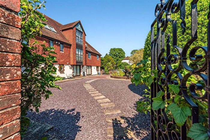 2 Bedroom Apartment For Sale In Priors Acre, Boxgrove, PO18