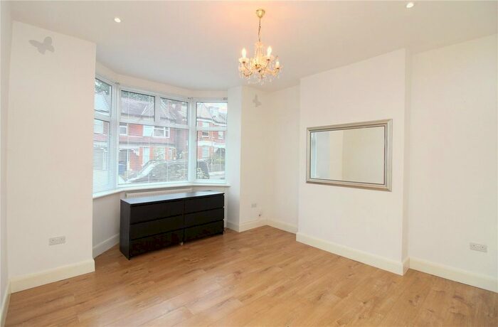 2 Bedroom Flat To Rent In Lichfield Grove, Finchley Central, London, N3