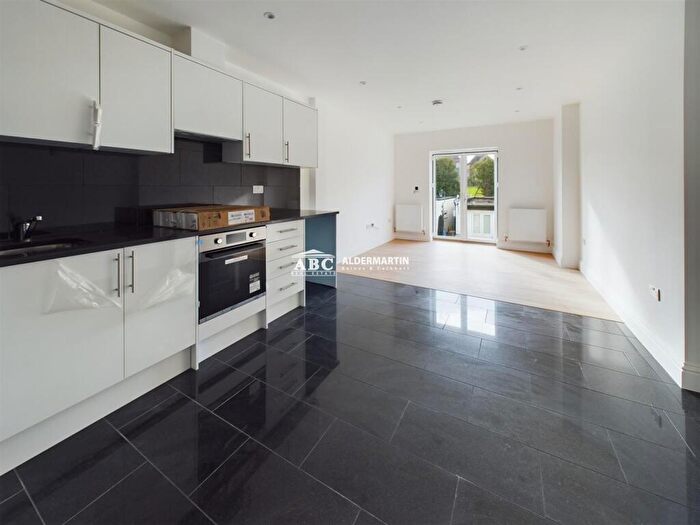 4 Bedroom Apartment To Rent In Green Lane, London, NW4