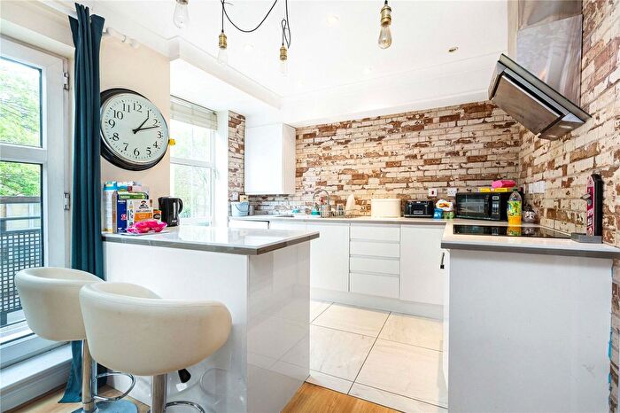 3 Bedroom Flat To Rent In Kingston Hill, Kingston Upon Thames, Surrey, KT2