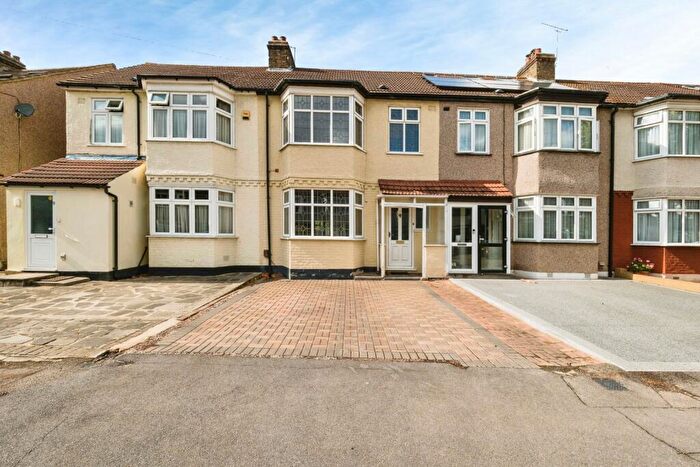 3 Bedroom Terraced House For Sale In Strathmore Gardens, Hornchurch, RM12
