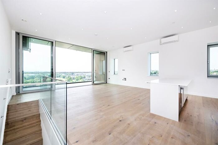 3 Bedroom Flat To Rent In Bronze Building, Buckhold Road, SW18