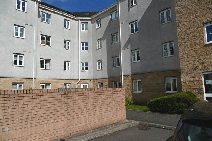 3 Bedroom Flat To Rent In Lloyd Court, Glasgow, G73