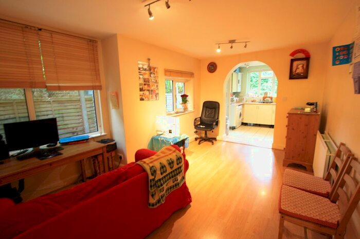2 Bedroom Flat To Rent In Hambro Road, London, SW16