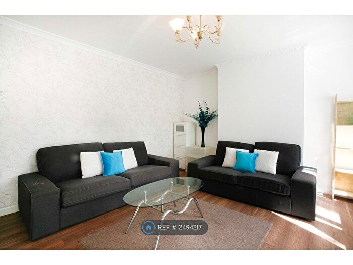 3 Bedroom Flat To Rent In Shaftesbury Court, London, N1