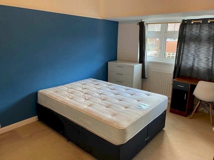 4 Bedroom Semi-Detached House To Rent In Hillview Crescent, Guildford, GU2