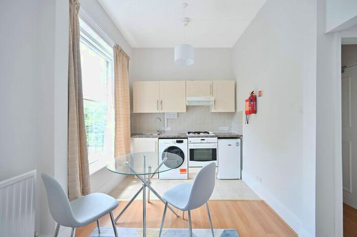 Studio To Rent In Montague Road, Richmond Hill, Richmond, TW10