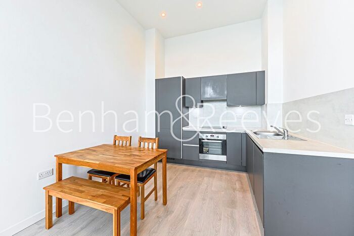 2 Bedroom Flat To Rent In Carnation Gardens, Hayes, UB3