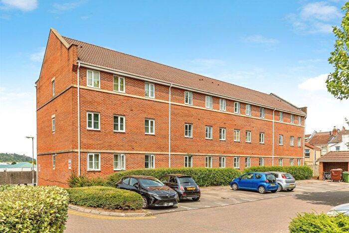 2 Bedroom Flat For Sale In Hedgers Close, Ashton, Bristol, BS3