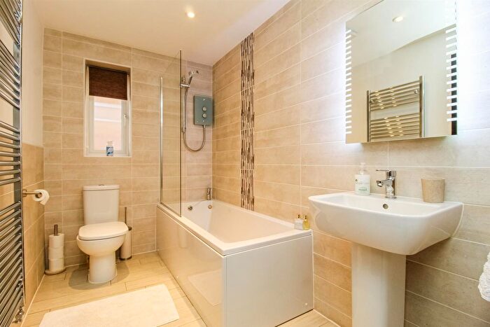 5 Bedroom Detached House For Sale In Elm View, Castleford, WF10
