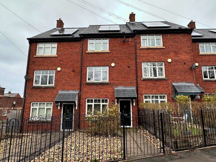 4 Bedroom Town House To Rent In Buxton Road, Macclesfield, SK10