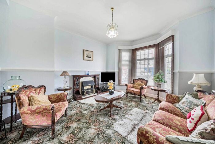 2 Bedroom Maisonette For Sale In Perry HIll, Catford, London, SE6