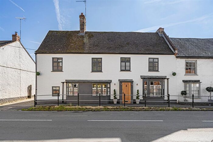 5 Bedroom Property For Sale In Main Street, Tingewick, MK18
