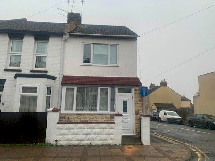 3 Bedroom End Of Terrace House To Rent In May Road, Gillingham, Kent, ME7