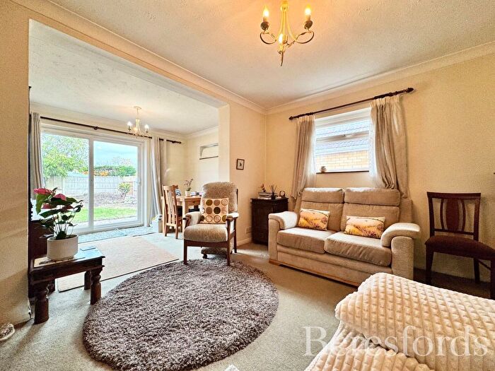 3 Bedroom Bungalow For Sale In Ascot Gardens, Hornchurch, RM12