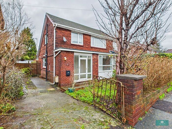 3 Bedroom Semi-Detached House For Sale In Edward Road, Oldham, OL2