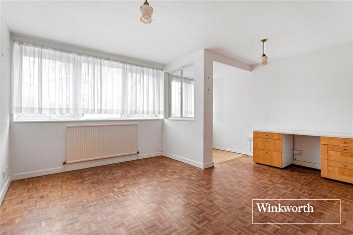 1 Bedroom Apartment For Sale In Regent Court, Ballards Lane, Finchley, London, N3