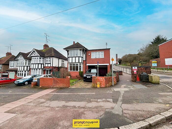 4 Bedroom Property To Rent In Cutenhoe Road, Luton, LU1