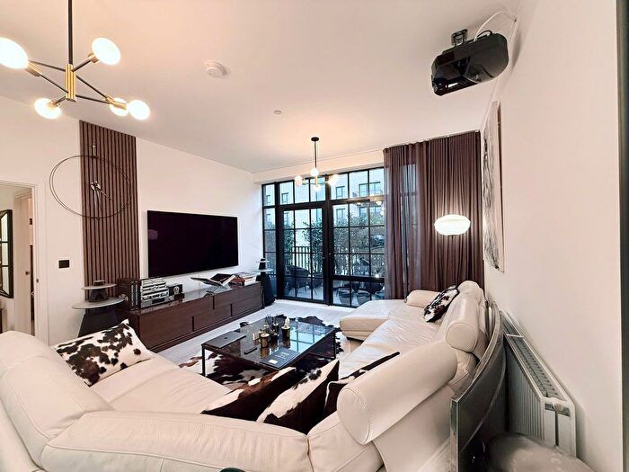 2 Bedroom Flat For Sale In Farine Avenue, Hayes, UB3