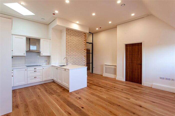 2 Bedroom Flat To Rent In Wargrave Road, Twyford, Berkshire, RG10