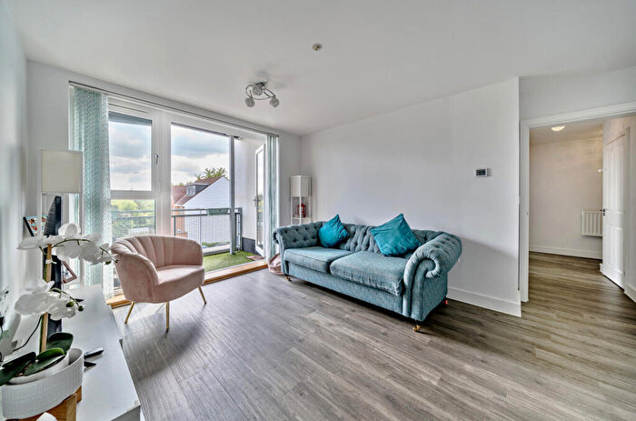 2 Bedroom Flat For Sale In Mole Road, Hersham, KT12