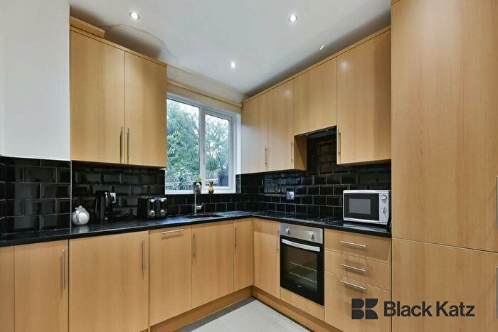 4 Bedroom Flat To Rent In Rowditch Lane, Battersea, SW11