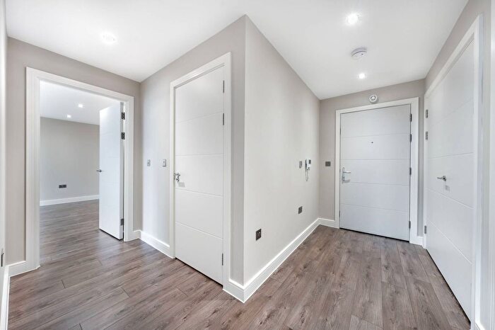 2 Bedroom Flat For Sale In Junction Court, Watford, WD17