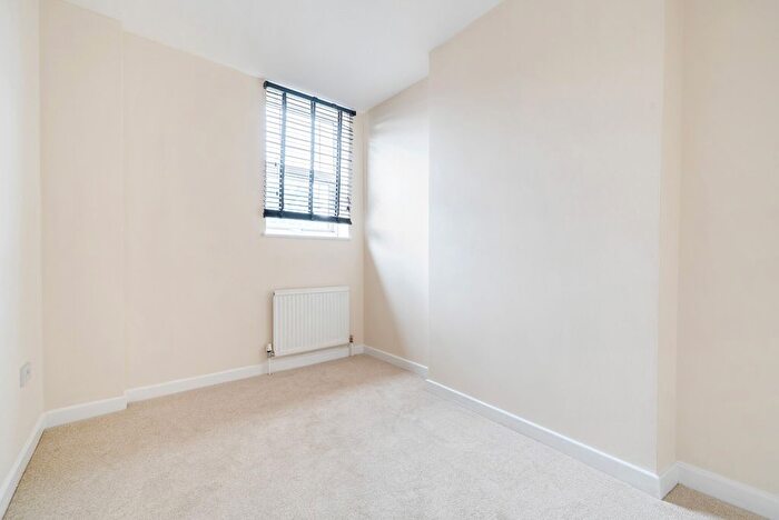 2 Bedroom Terraced House For Sale In Cumberland Road, Reading, Berkshire, RG1