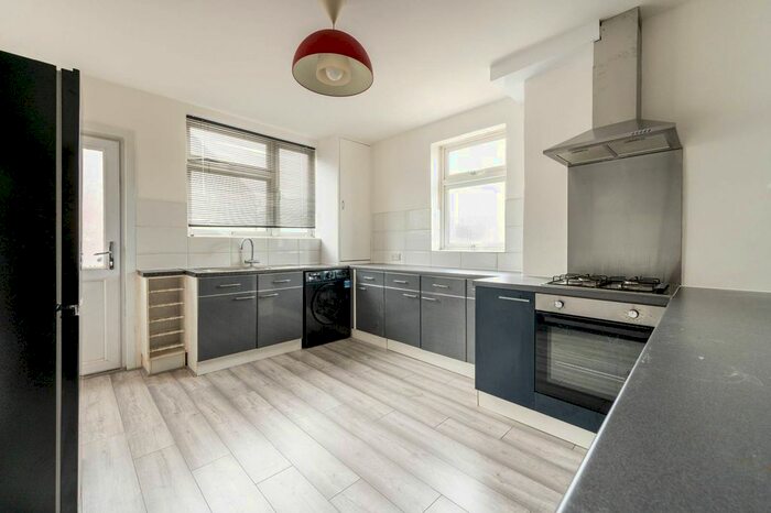 2 Bedroom Maisonette To Rent In Thicket Road, Sutton SM1