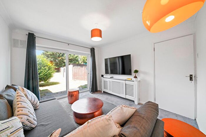 5 Bedroom Semi-Detached House To Rent In Hillary Road, Langley, Slough, SL3