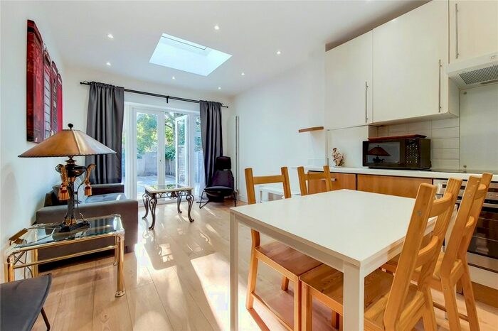 3 Bedroom Flat To Rent In Larch Road, Cricklewood, NW2