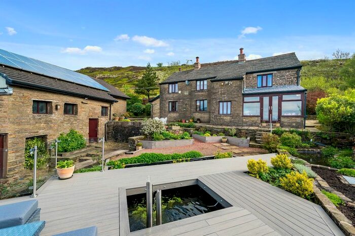 3 Bedroom Detached House For Sale In Broadhead Road, Hoddlesden, Darwen, BB3