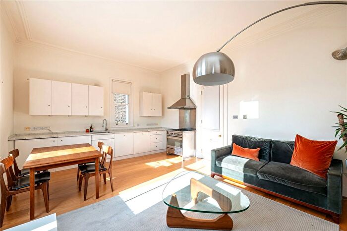2 Bedroom Flat To Rent In Blenheim Crescent, Notting Hill, London, W11