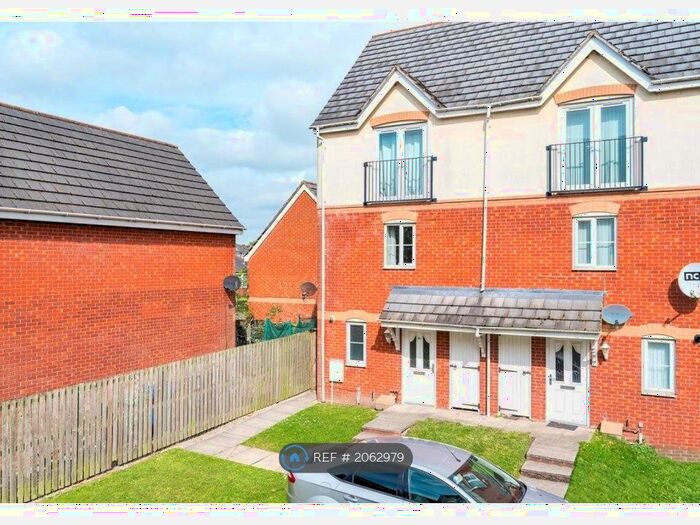 4 Bedroom Semi-Detached House To Rent In Plane Avenue, Wigan, WN5