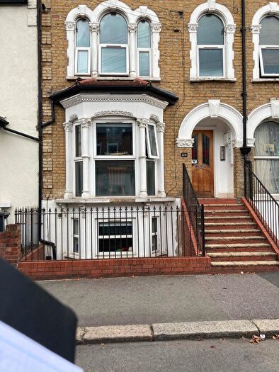 2 Bedroom Flat To Rent In Coppermill Lane, London, E17